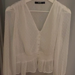 Vit blus  - Blus från bikbok i storlek S, den är i bra skick andvänd fåtal gånger💗
