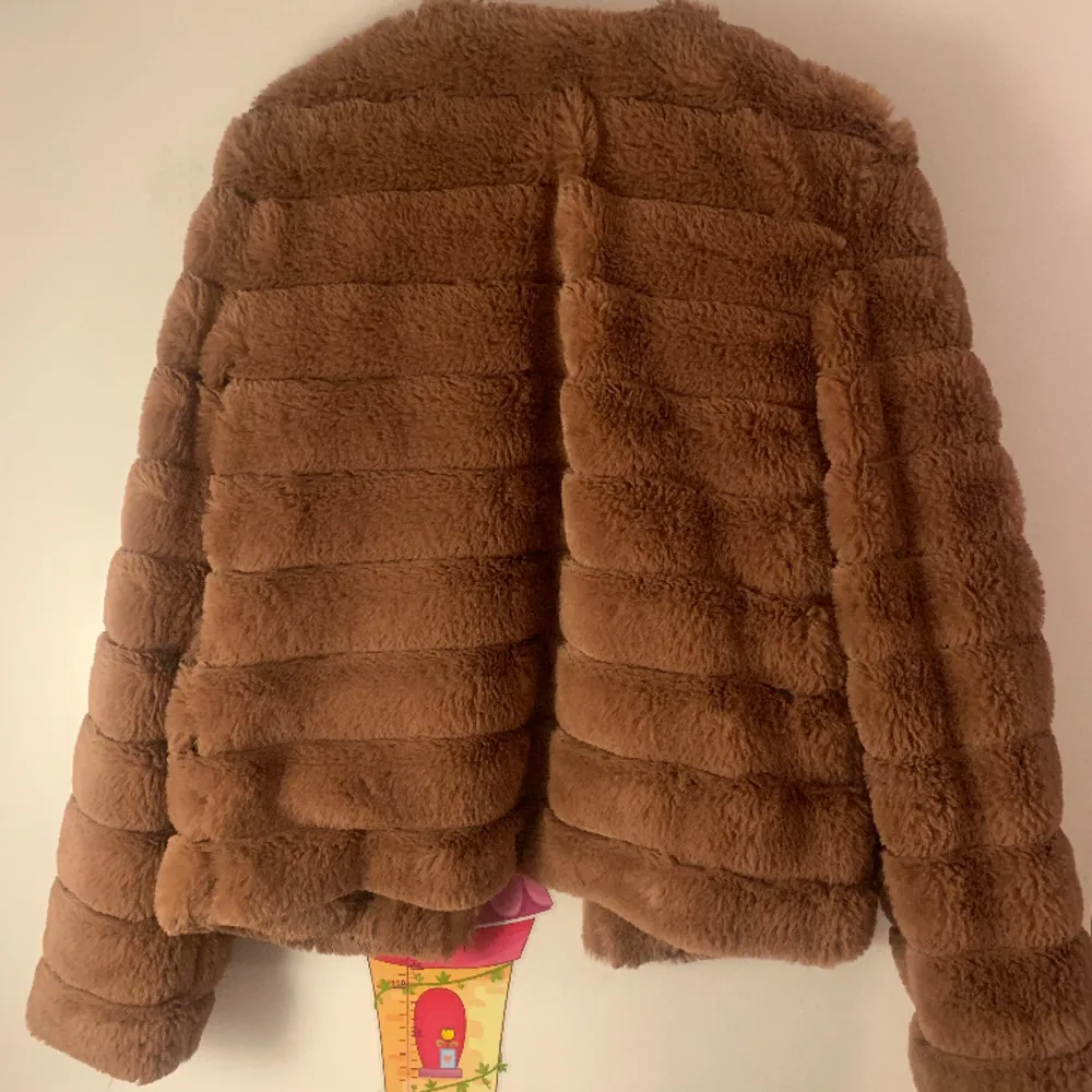 Jag säljer denna jackan som ej använts. Storlek på jackan är M men är liten i storleken så skulle kunna passa en med stolen S. Jackan är fin, mjuk och är perfekt för hösten. . Jackor.