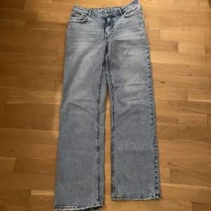 Snygga jeans i fin blå färg från BikBok.              Inga defekter, knappt använda! Nypris 699:-