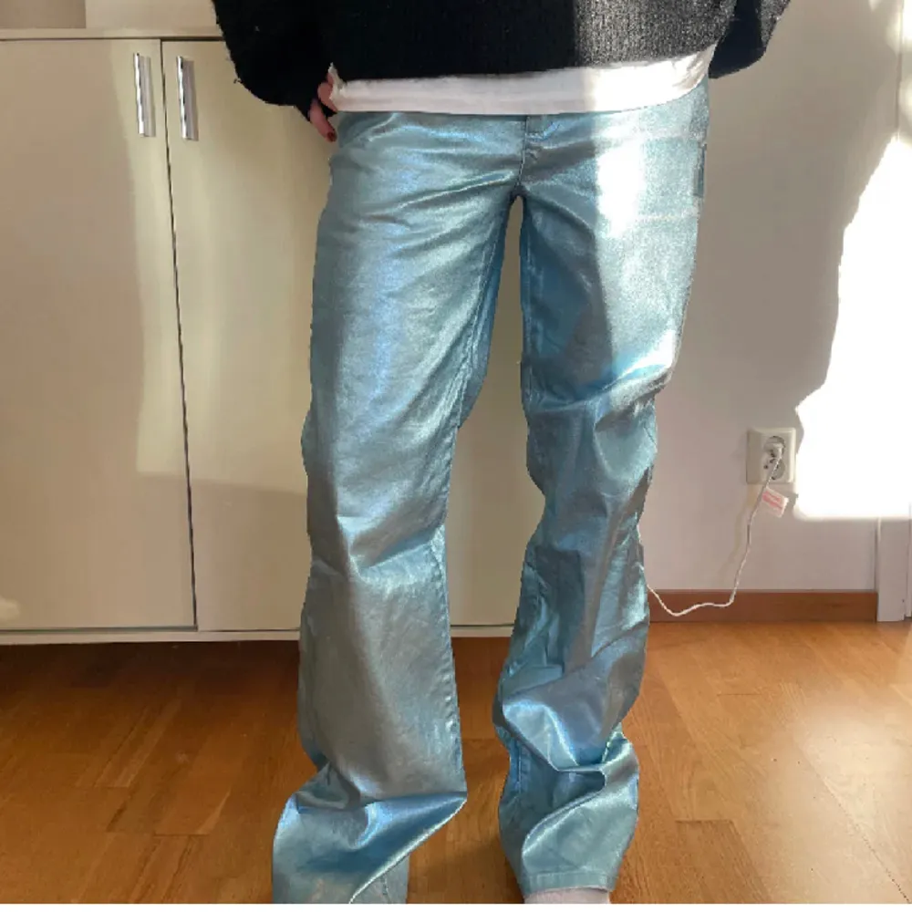 Byxor/jeans i metallblå!💙Innerbenslängd : 32cm, midja tvärsöver: 80. Jeans & Byxor.
