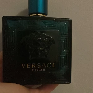 Versace eros parfyn  - Säljer denna då det är en killparfym och bara står hemma hos mig. 