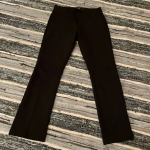 lågmidjade kostymbyxor  - Lågmidjade kostymbyxor från bikbok i storlek 38. 💕Dom har lite märken på vänstra benet men det är inget man tänker på! Köpta för 500 kr!💖