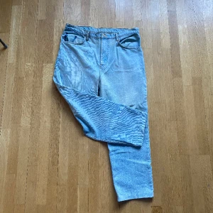 Baggy Jeans  - Baggy Jeans som lägger sig snyggt över skorna! Krävs bälte för att de ska sitta bra i midjan. Tveka inte att höra av dig om du har frågor!