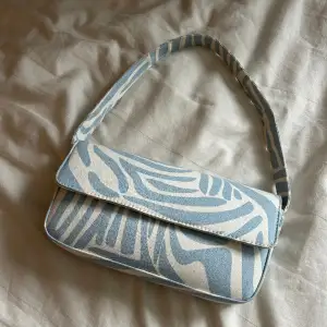 Snygg blå/vit mönstrad väska från ginatricot🤍Nästan aldrig använd och i nyskick🤍
