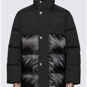 Söker följande jacka i storlek 48. Acne Studios contrast panel down jacket. Kontakta mig gärna. 