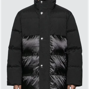 Acne Studios Dun Jacka - Söker följande jacka i storlek 48. Acne Studios contrast panel down jacket. Kontakta mig gärna. 