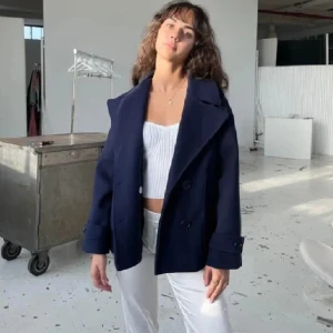 Design by si kappa - Säljer denna kappa från design by si. Fint skick. Ordinare pris ca 800. Bara att höra av sig vid intresse elelr frågor😍