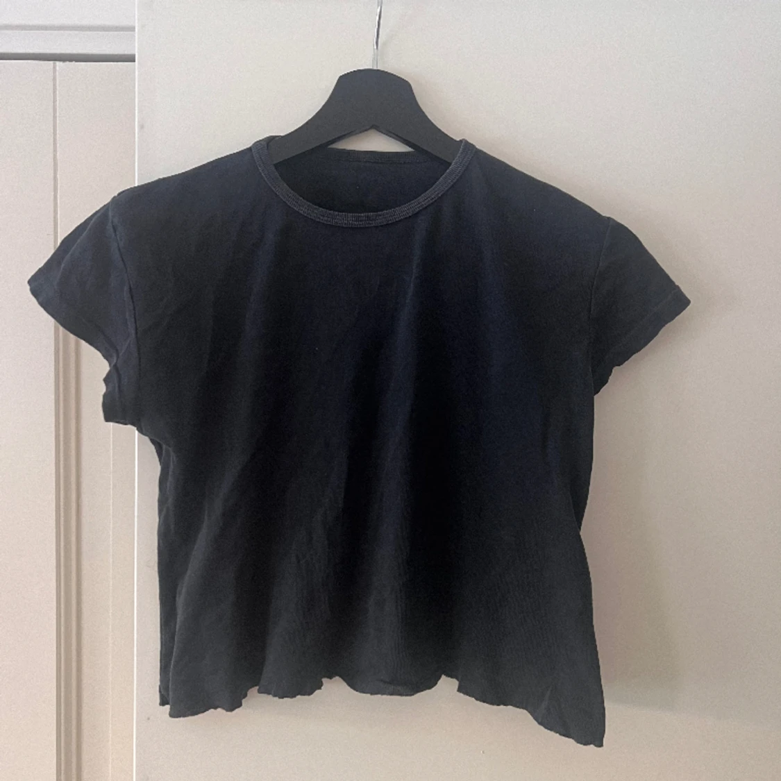 svart basic croppad t shirt - 90