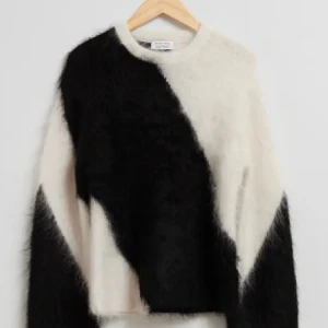 BYTE AV VARA - Jättefin tröja från & other stories i storlek  xs. Giller väldigt mycket är dock inte nöjd med storleken och undrar om någon som har den i storlek S vill byta. Knappt använd! 😁