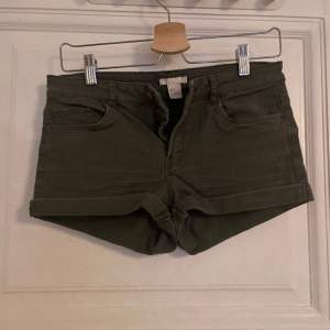 Snygga gröna lite unika shorts i bra skick, hyfsat korta men ändå inte super