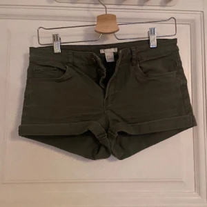 Gröna jeans shorts - Snygga gröna lite unika shorts i bra skick, hyfsat korta men ändå inte super