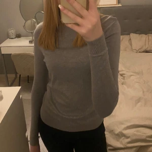 Grå långärmad tröja  - Jag säljer en grå långärmad tröja som jag har köpt på Ullared. Säljer den pågrund av att den inte kommer till användning. 