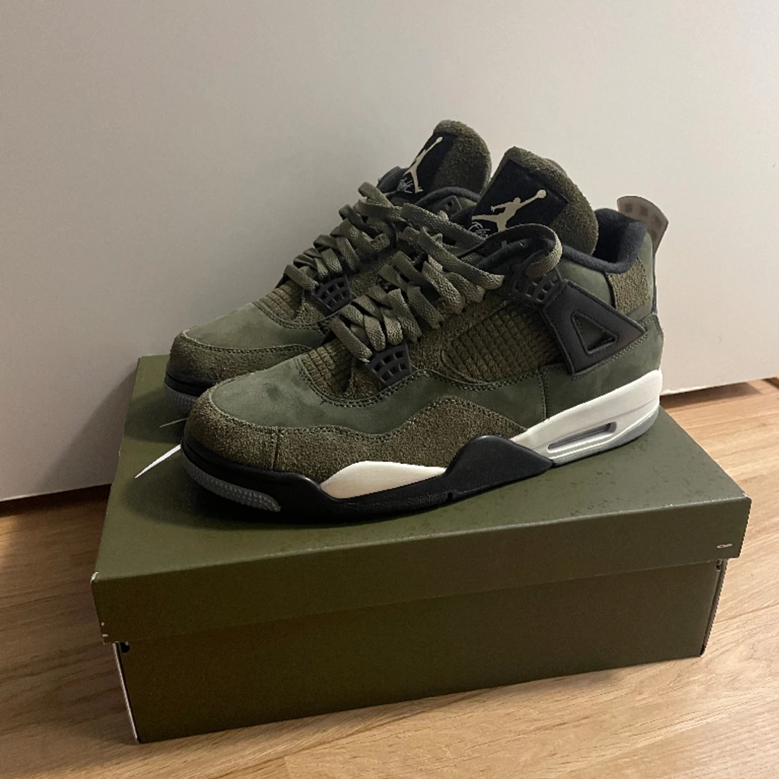 Jordan 4 medium Olive