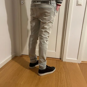 Diesel jeans - Ett par kortsagt diesel jeans med ett ”blekt” stuk! Jävligt feta! Lite små på mig tyvärr!