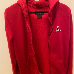 Zip hoddie/ kofta  - Fin och gosig kofta med ett jättehärligt och varmt material inuti! Använt ett fåtal gånger, lite stor för mig tyvärr. Beställd från Zalando🙌🏼