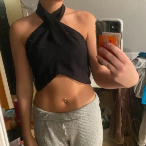 Topp - Säljer denna jättefina svarta toppen som man knyter där bak, tyvärr sitter den lite pösigt på mig, aldrig använd 