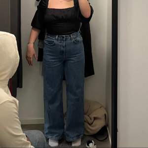 Dark wash denim jeans från Zara, storlek 36, vida ben. Bara använd ett fåtal gånger, kändes aningen för långa för mig som är 1.62