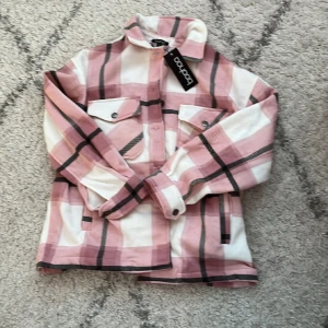 Rosa kappa - En helt ny rosa kappa, aldrig använd. Från märket boohoo🩷