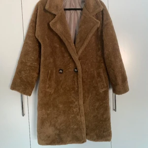 Kappa i teddymaterial  - Jacka i teddymaterial, färgen är brun. Aldrig använd. Vet ej storleken men passar en S-m skulle jag säga. 