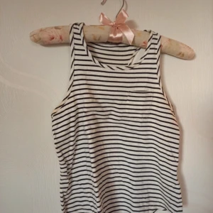 Randigt linne - Fint randigt linne med en ficka framtill. Storleken 134/140. Den är i väldigt fint skick. 