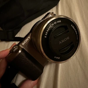 Sony kamera - Knappt använd kamera, sony a5100.  Som ny  I färgen bronz