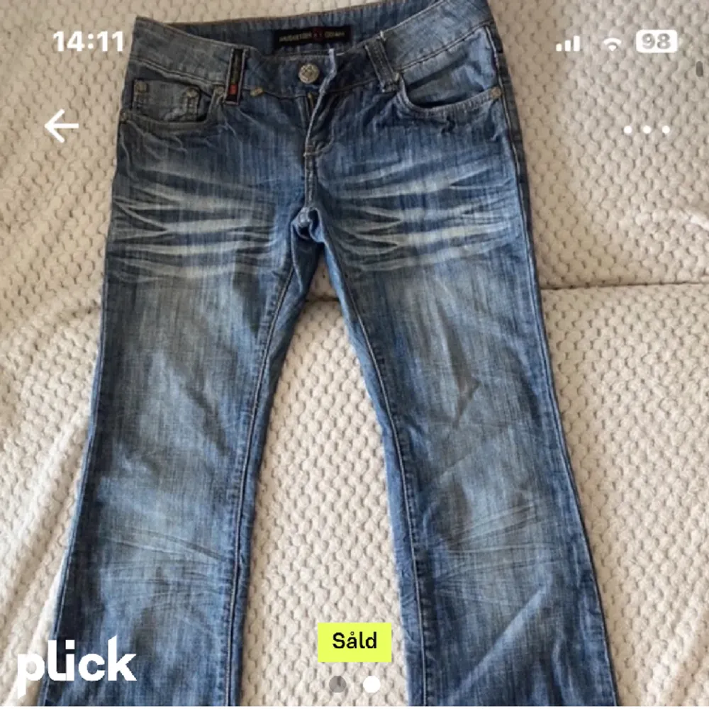 Säljer mina jeans! Säljer pågrund av kommer inte till användning o lite för stora! Lowaist och bootcut💕. Jeans & Byxor.