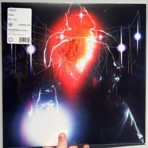 BLADEE - RED LIGHT. Vinylskiva  - Ny och inplastad. Skickas spårbart för 39:- via plick ”köp nu”. Kan också hämtas upp i Uppsala eller Gävle. Besök gärna våra butiker i ovan nämnda städer. Vid köp av flera skivor så samfraktar vi