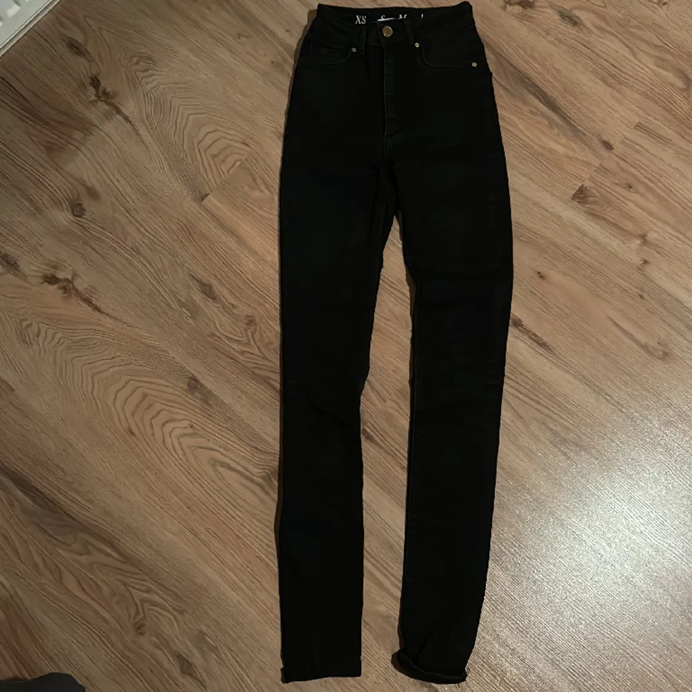 Svarta jeans från bikbok modellen är super high skinny och finns inte längre i butik eller på nätet, dom är i storlek xs och längd 32 . Jeans & Byxor.