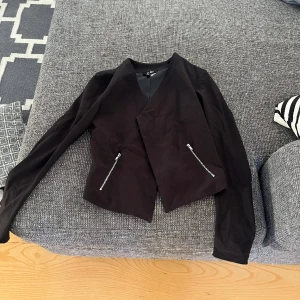 Kavaj  - En fin kavaj i bra skick från H&M Knappt använd 