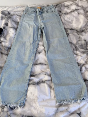 Fina jeans - Fina jeans från Gina! Fint skick trots användning! Säljes då jag inte använder de längre, de är från Gina Young men skulle säga att storleken motsvarar XXS! 175kr+frakt💕