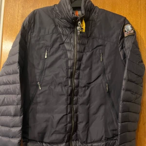 parajumpers jacka - dunjacka, i bra skick. Dm för mer bilder. Äkta kom dm för kvitto 