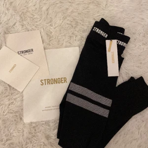 Stronger träningtights - Helt nya o använda tränings byxor från stronger!💓jätte fina tights med bra material! Man får med påsen och taggen🥰dom är i stolek S, skriv för fler bilder !