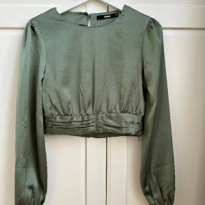 Grön topp - Grön kortare topp från BikBok i strl XS. Använd 1 gång, i fint skick. 
