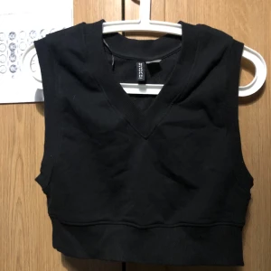 Väst - Svart kroppad väst, knappt använd, bra basplagg för att använda till layering
