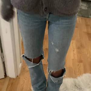 Första bilden är lånad! Skriv privat för egna bilder. Säljer dessa jättefina jeans från zara i storlek 34. Ena hålet har rivits upp lite men ser ba snyggt, är även en liten svart fläck vid ena knät men går kanske tvätta bort. Annars jättefint skick💞