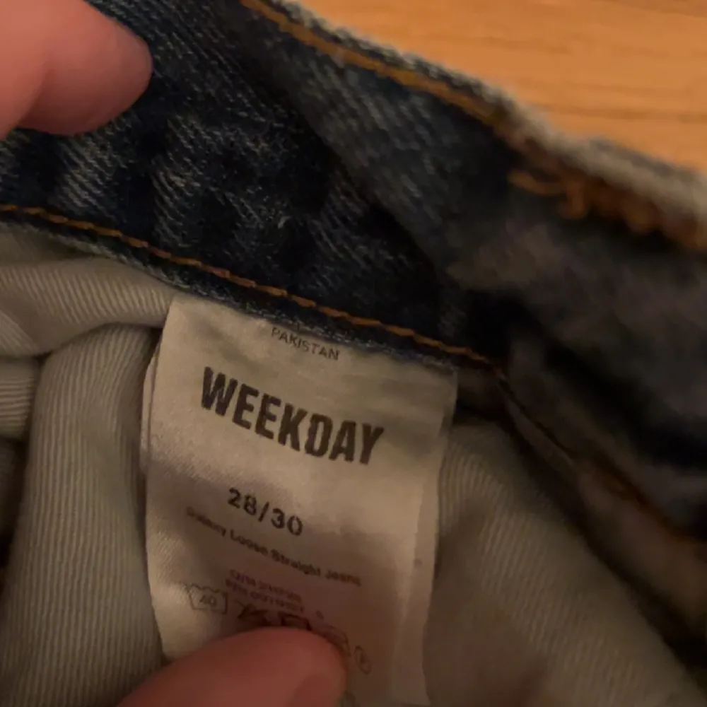 Loose fit jeans från weekday i färgen mörkblå, bra skick och säljes pga att jag inte använder dom! Nypris 600kr. . Jeans & Byxor.