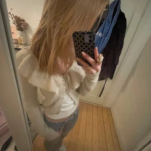 Volang kofta  - Jag säljer en super fin kofta med volanger från h&m! Den sitter perfekt på mig skulle jag säga och jag är en s/xs i vanliga fall💕 Skicket är jättebra och den är använd ett par få tal gånger då jag köpte den förra vintern!