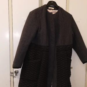 Yllekappa  - Ylle och täcktyg, Knälång,  fodrad fickor, stängs med tryckknappar ej krage eller huva stl 36-38 