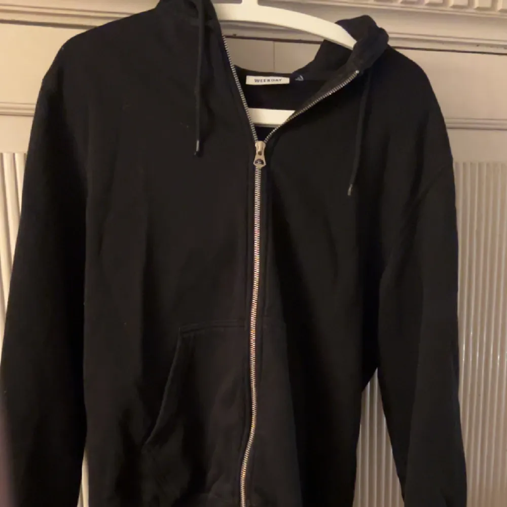 Snygg simpel svart zip hoodie med luva från weekday. Nypris 350. Strl S.. Tröjor & Koftor.