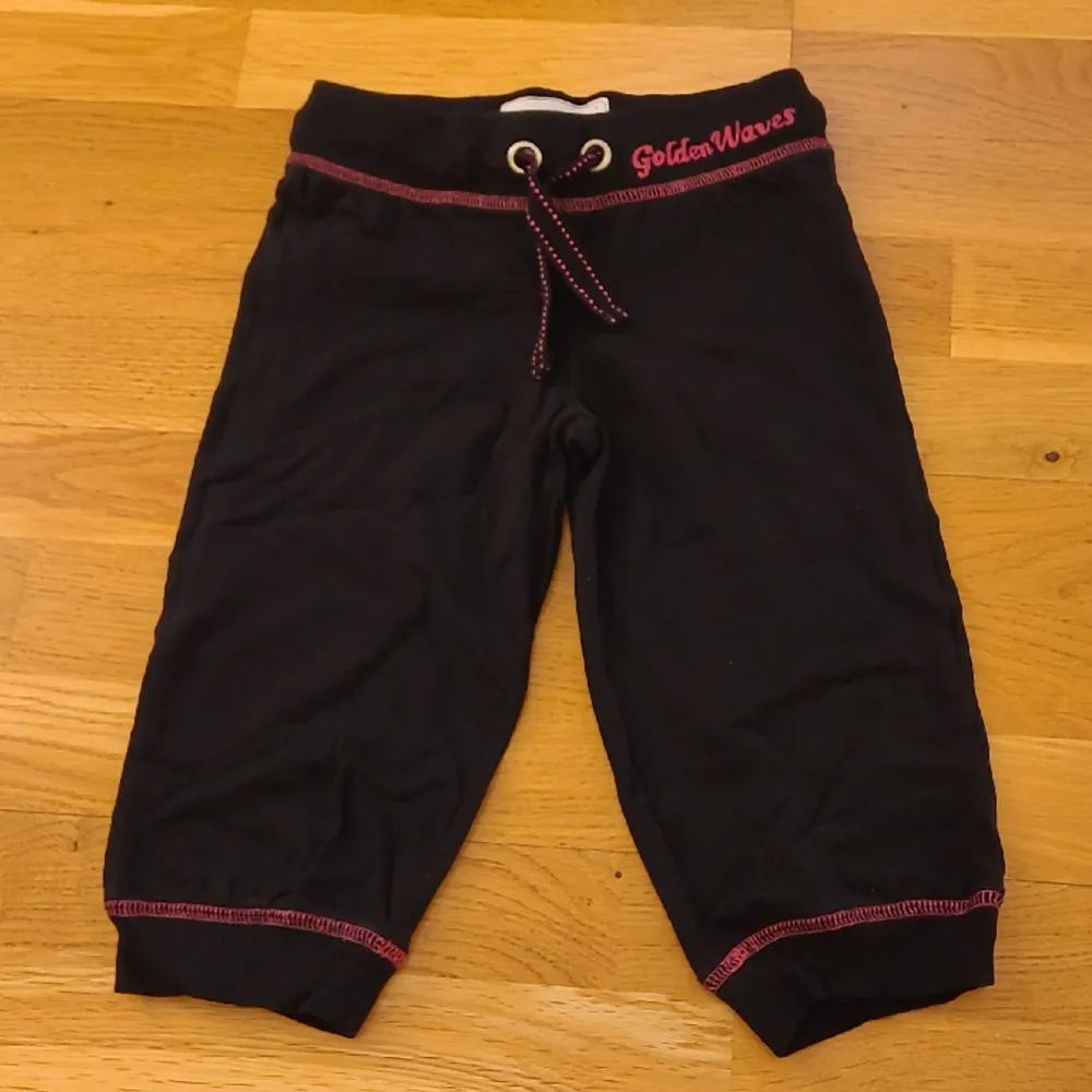 Knälånga joggers från KappAhl i storlek 128. Köparen står för frakten 💕. Farkut & Housut.