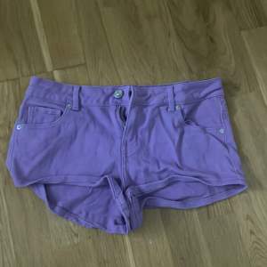 Lila shorts från hm. Använd max 2 gånger.