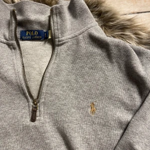 Ralph Lauren Tröja - Klassisk och trendig Ralph Lauren tröja. Svårt att gå fel med den här tidlösa halfzippen! Storlek L. Hör av dig vid intresse!