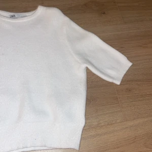 Vit Trekvartsärmad tröja - Jättefin tröja från zara som är Trekvartsärmad endast använd 1 gång, den är i strl L för lite störrepassform!💞