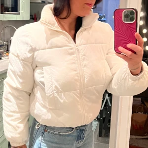 Vit Puffer Gina tricot  - Säljer den snygga slutsålda vita Puffern från Gina Tricot St 158-164  Passar XS-S / 34-36 Använda endast några gånger nyskick