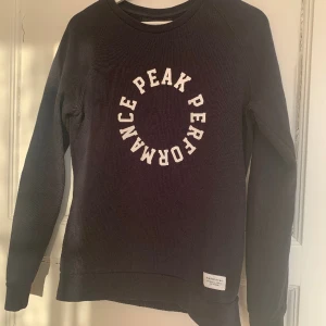 Collegetröja Peak Performance - Mörkblå collegetröja från Peak Performance i storlek M, nyskick.