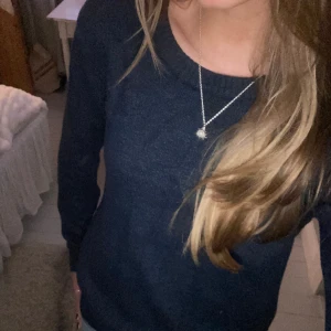 Så fin marinblå stickad tröja  - Så fin stickad tröja från Vila i en marin blå färg❤️‍🔥 Den är väl använd därför jag säljer den så billigt!