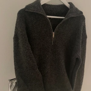 Grå stickad halfzip  - Stickad tröja från ginatricot i superfint skick🤍