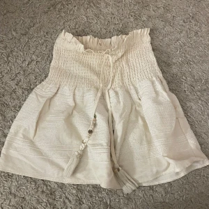 Zara kjol - Zara kjol som är andvänd ett fåtal gånger. Säljer då jag inte andvänder den. Zara lappen är bortklippt då jag tyckte det kliade men inget som syns.