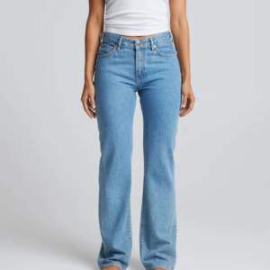 Säljer mina lågmidjade jeans ifrån Bikbok. De är raka i modellen och långa i benen! De är i superbra skick🙃