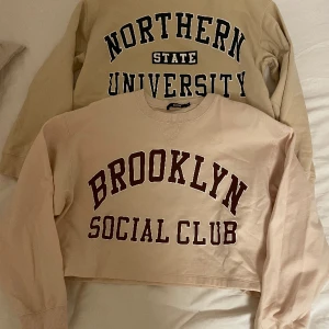 Två crop tops med tryck - Två stycken crop tops ifrån Bik Bok med college tryck. Änvända väldig få gånger. Båda två för 250kr